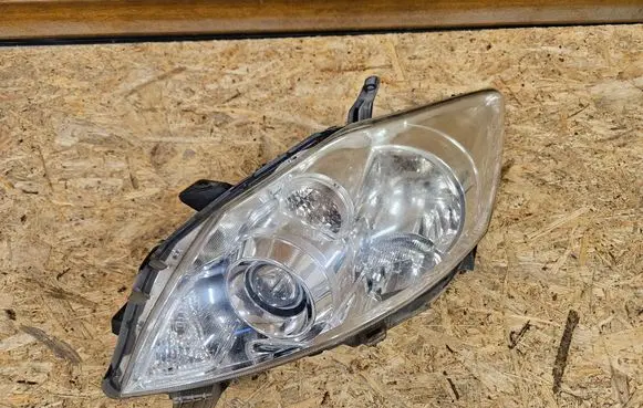 Toyota Auris 150 Headlight/headlamp 8115002A80