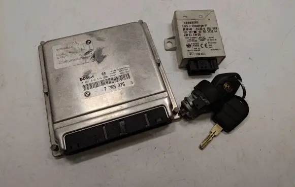 BMW 5 E39 Engine ECU kit and lock set 7789376 13617789376 0281010314