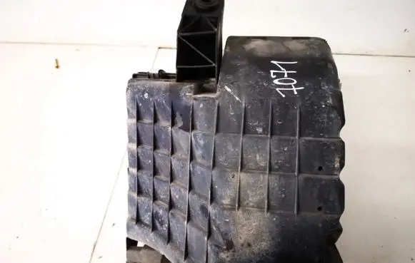 Volkswagen PASSAT B5 Air filter box 8d0129607