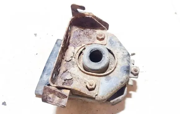 Engine mount bracket