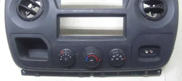 Renault Master III Dashboard center trim panel 682600025R