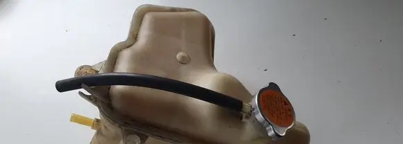 Peugeot 4007 Brake fluid reservoir 