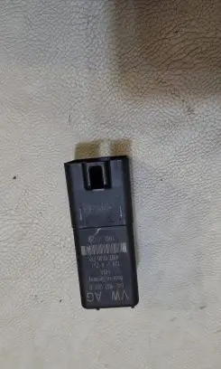 Volkswagen Crafter Glow plug pre-heat relay 04L907281B