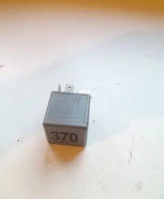 Volkswagen PASSAT B5.5 Coolant fan relay 8D0951253 V23134J52X300