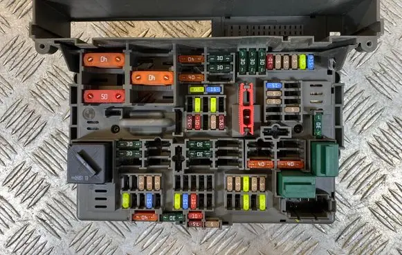 BMW 3 E90 E91 Fuse module 9119446 17925000002 90300107