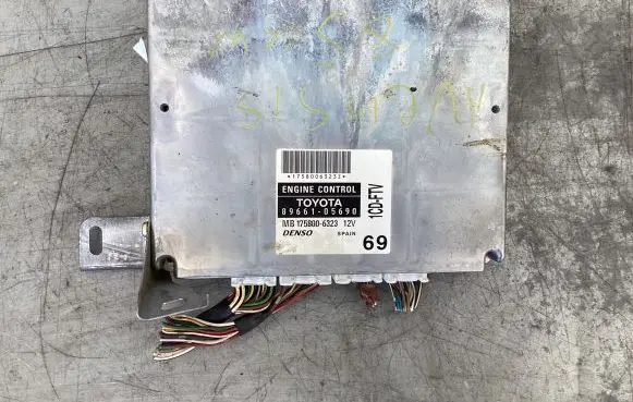 Toyota Avensis T250 Engine control unit/module 8966105690 1758006323 MB1758006323