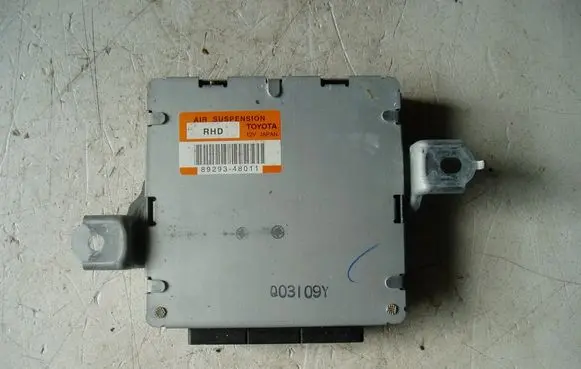 Lexus RX 330 - 350 - 400H Air suspension control unit module (rear) 8929348011
