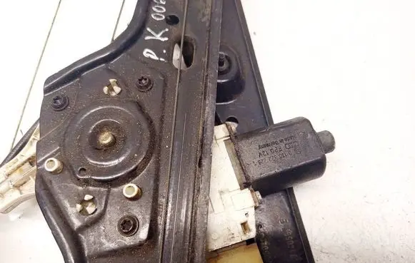 BMW 1 E81 E87 Front door window regulator motor 0130822226