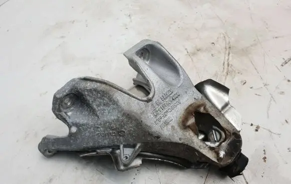 BMW X5 F15 Engine mounting bracket 67671110 6861611 AU59CM3F003