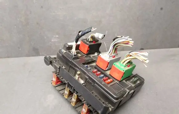 Citroen C4 Grand Picasso Fuse module 9643498880000