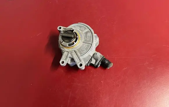 BMW X5 F15 Vacuum pump 8605976 11668605976