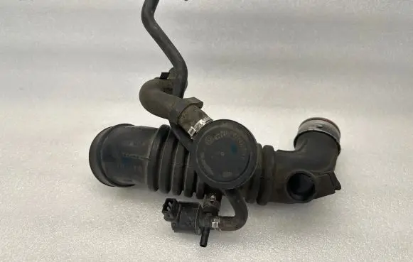Audi TT Mk1 Air intake hose/pipe 06A133356B 034129101B