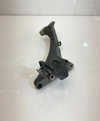 Fender mounting bracket