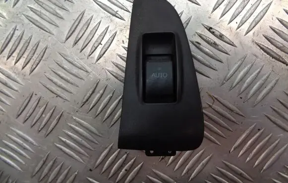 Toyota Avensis T250 Quarter vent window switch 74272-05020