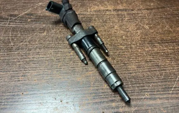 Opel Vivaro Fuel injector 8200101135 04451100875