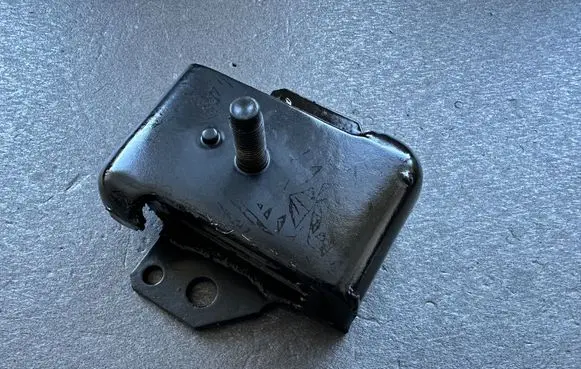Nissan Patrol Y60 Engine mount bracket 1122001J02