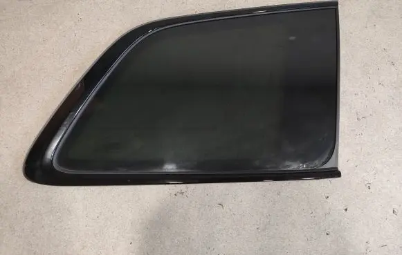 Volvo XC90 Rear side window 32368092