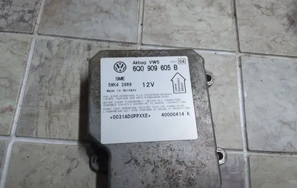 Volkswagen PASSAT B5.5 Airbag control unit/module 6Q0909605B