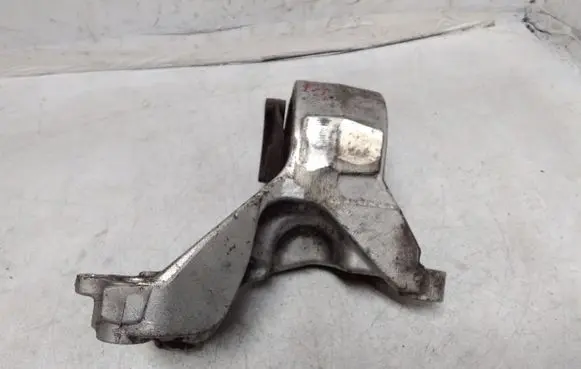 Honda CR-V Engine mount bracket