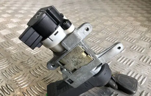 Volvo V70 Ignition lock 8645228