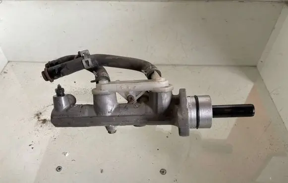 Toyota Avensis Verso Master brake cylinder