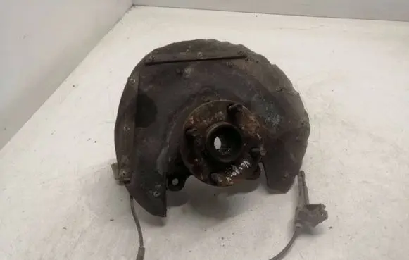 Toyota Corolla Verso E121 Front wheel hub spindle knuckle