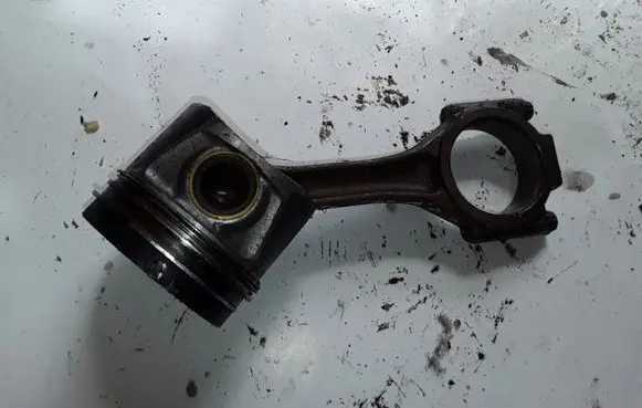 Volkswagen Jetta V Piston with connecting rod 81L97AB