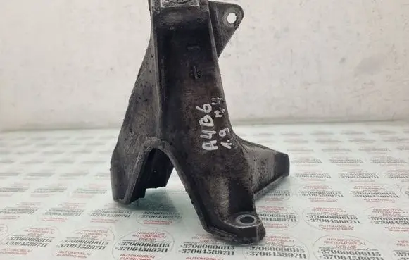 Audi A4 S4 B6 8E 8H Engine mounting bracket 8E0199308D