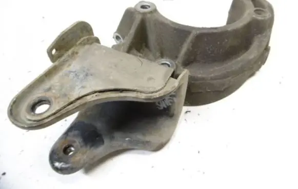 Suzuki Swift I Engine mounting bracket