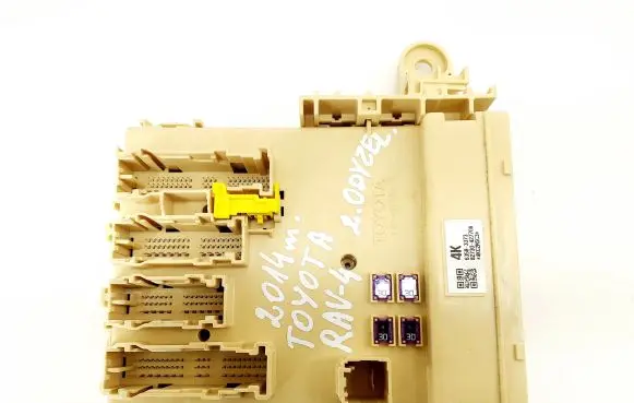 Toyota RAV 4 (XA40) Fuse module 8922142180 2380004631