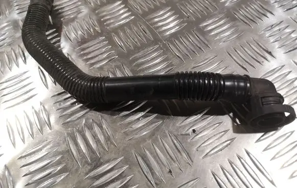 Volkswagen PASSAT B7 Breather hose/pipe 1K0129637D
