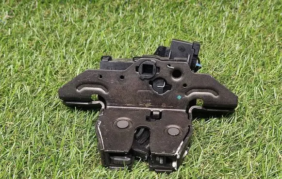 Opel Astra H Tailgate lock latch 13578941