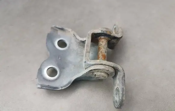 Toyota Avensis T250 Front door lower hinge 