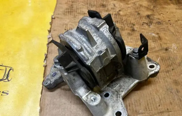 Peugeot 508 RXH Engine mount vacuum valve 