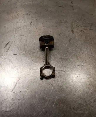 Renault Clio IV Piston with connecting rod 
