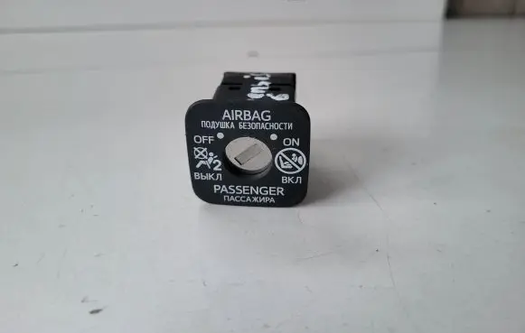 Toyota Avensis T270 Passenger airbag on/off switch 