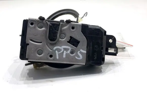 Opel Zafira B Front door lock 13210749