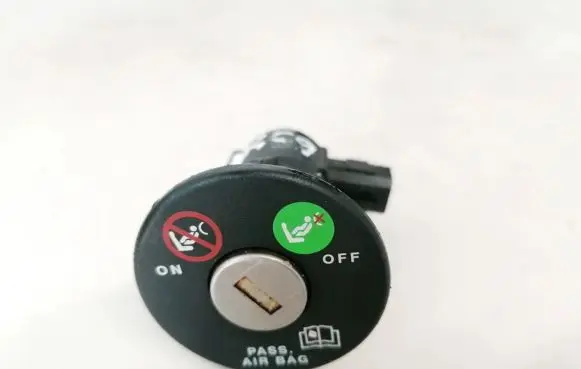 Passenger airbag on/off switch