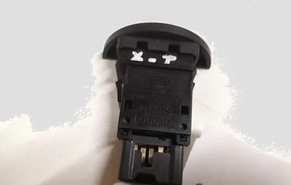 Nissan X-Trail T30 Hazard light switch 06016