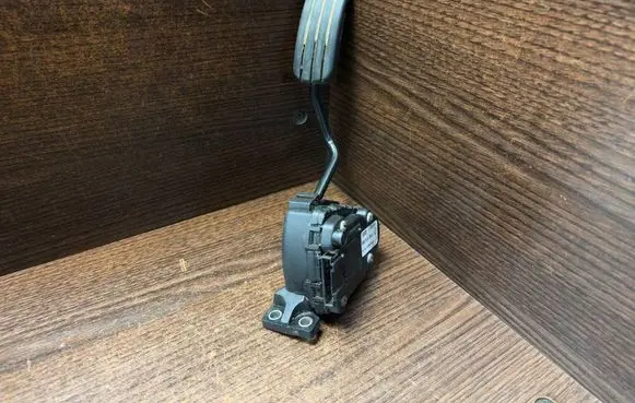 Renault Trafic II (X83) Accelerator throttle pedal 7700313060 6PV00811914