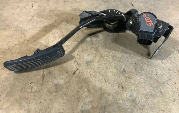 Toyota Avensis T250 Accelerator throttle pedal 8928147010 1983003010