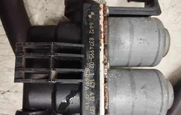 BMW 5 E39 Coolant heater control valve 1147412137 8374995