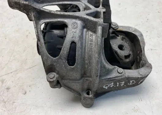 Audi Q7 4M Engine mount bracket 4M0199372