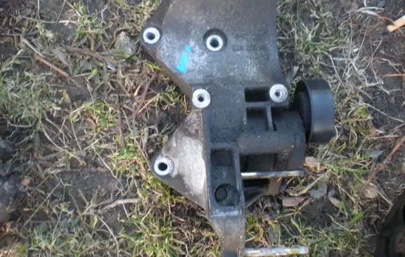 Chevrolet Aveo Alternator belt tensioner 