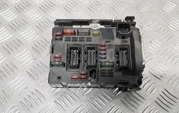 Peugeot 206 Fuse module 9650664180