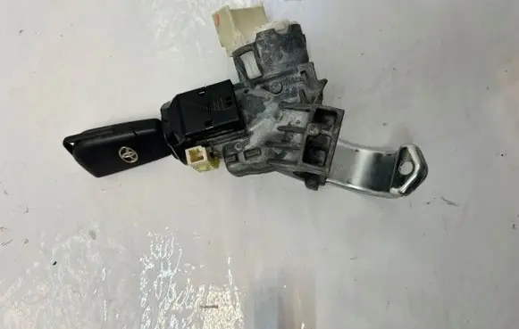 Toyota Yaris Ignition lock 450200D04