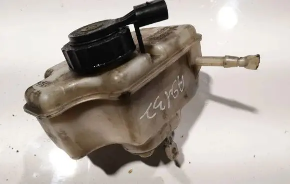 Brake fluid reservoir