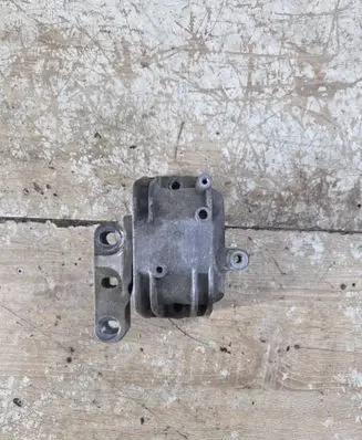 Volkswagen PASSAT B6 Engine mount bracket 1k0199262