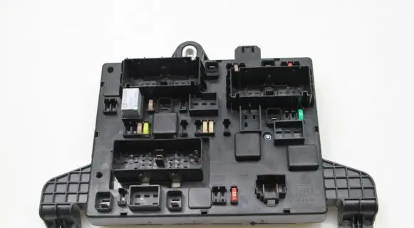 Opel Zafira C Fuse module 13368651