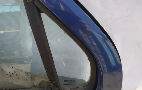 Opel Agila A Front door vent window glass four-door 